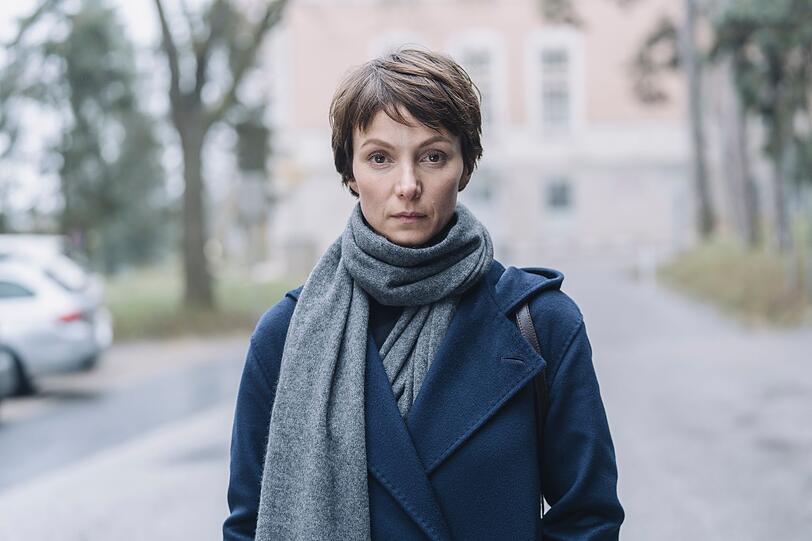 Seit 2019 spielt die vielseitig begabte Julia Koschitz die Psychologin Dr. Karla Eckhardt in der Reihe "Im Schatten der Angst". Seit 2019 spielt die vielseitig begabte Julia Koschitz die Psychologin Dr. Karla Eckhardt in der Reihe "Im Schatten der Angst".