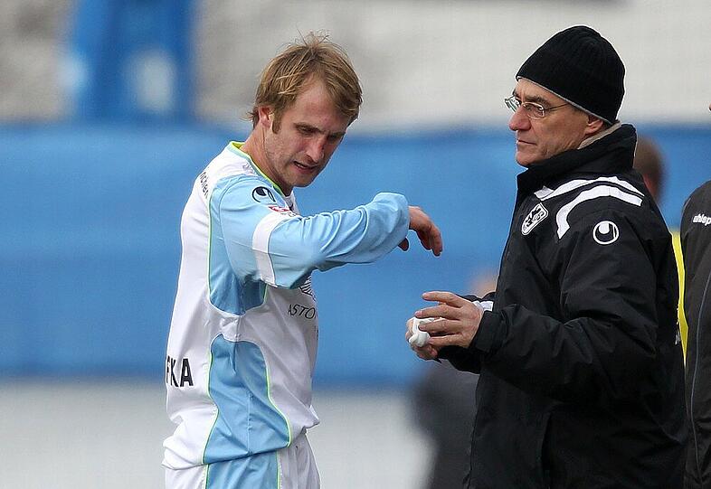 Nase gebrochen! Daniel Bierofka wird nach dem Zusammenstoß mit dem Schiedsrichter vom Teamarzt versorgt. Die Bilder