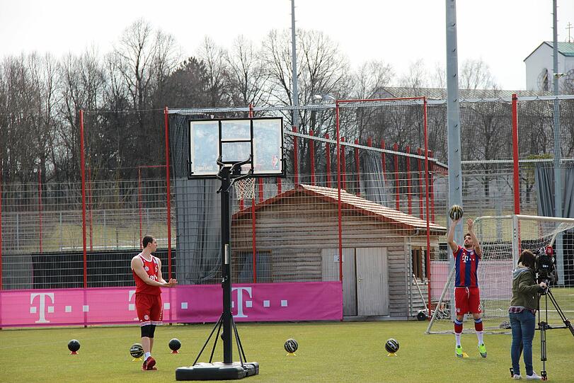 Javi Martinez könnte bald wieder ins Mannschaftstraining einsteigen. am Dienstag stand allerdings erstmal ein Sponsoren-Termin auf dem Programm. Die Bilder!