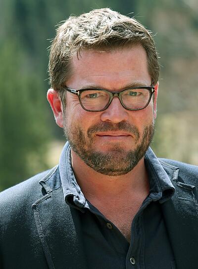 Karl-Theodor zu Guttenberg ist unter die Barträger gegangen.  Früher glattrasiert mit Gel-Frisur, zeigt sich nun unrasiert.