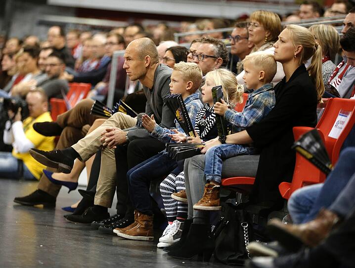Am Sonntag feuerte Uli Hoeneß mal wieder die Bayern Basketballer im Audi Dome an. Eine Reihe davor sah Arjen Robben mit seiner Frau und den drei Kindern beim Basketball zu. Die Bilder!
