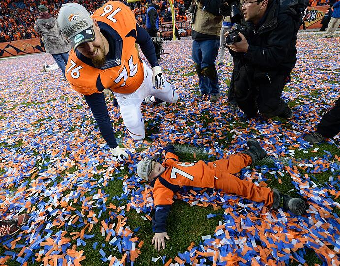 Und auch Tyler Polumbus von den Denver Broncos liegt zusammen mit seinem Sohn im Konfettiregen