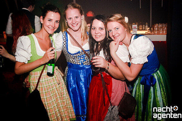 Beim "Tanz in den Mai" im Gecko Club war für jeden Musikgeschmack etwas dabei. Einige wagten sich auch mit Dirndl oder Lederhosen auf die Tanzfläche.