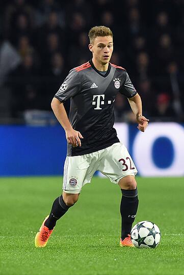 JOSHUA KIMMICH, NOTE 3: Rutschte für Thiago in die Startelf. Immer mit Drang zum Tor. Beim Herausholen des Handelfers durch den richtigen Laufweg beteiligt. Aktiv, dennoch nach 64 Minuten raus.