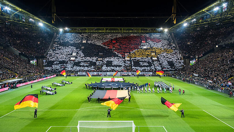 Auch die Fans im Dortmunder Stadion haben sich eine besondere Verabschiedung für Lukas Podolski überlegt.