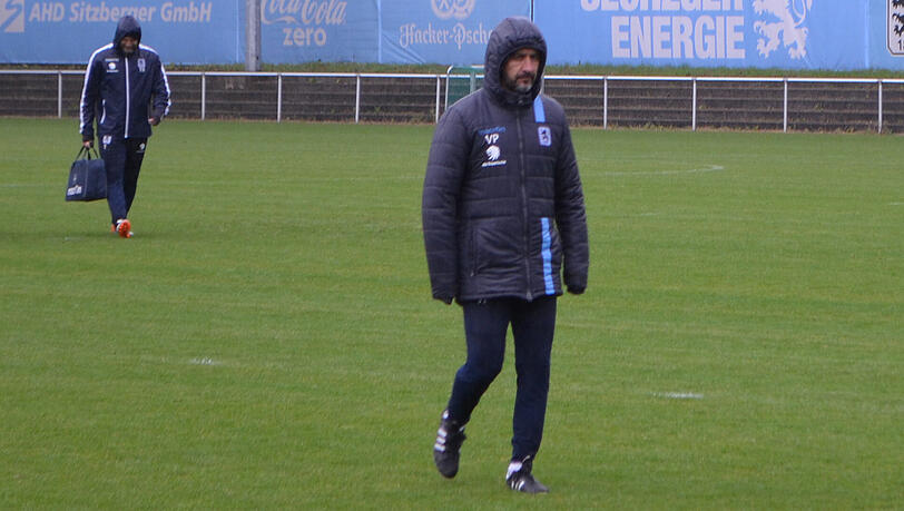 Trainierte mit seinen Ersatzspielern eine Stunde lang im Dauerregen: 1860-Trainer Vitor Pereira, im Hintergrund Assistent und U21-Coach Daniel Bierofka. Trainierte mit seinen Ersatzspielern eine Stunde lang im Dauerregen: 1860-Trainer Vitor Pereira, im Hintergrund Assistent und U21-Coach Daniel Bierofka.