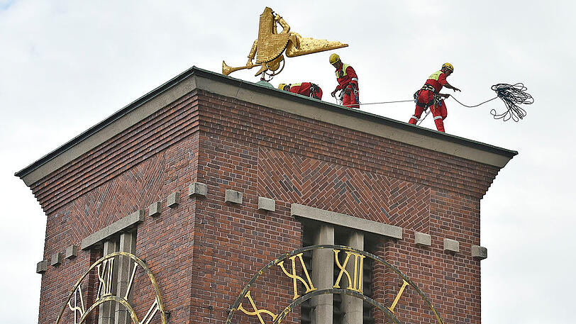 In der Versailler Straße in Au-Haidhausen geriet in etwa 45 Meter Höhe auf einem Kirchturm ein Engel in Schieflage.