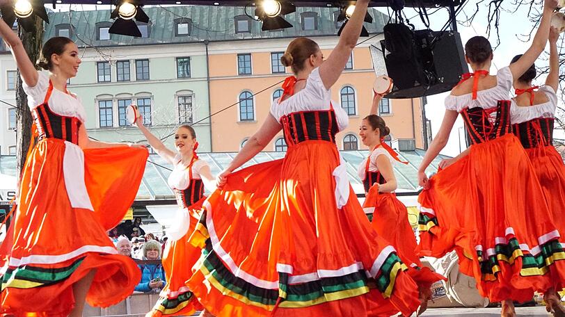 Die Marktweiber tanzten in bunten Petticoat-Röcken zu Liedern wie "Bossanova", "Liebeskummer lohnt sich nicht" und "Sugar Sugar Baby".