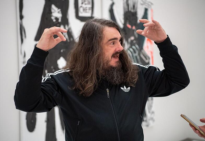 Jonathan Meese fordert die Diktatur der Kunst. Und alle Politiker sollen gefälligst abtreten... Hier performt er in seiner Ausstellung.