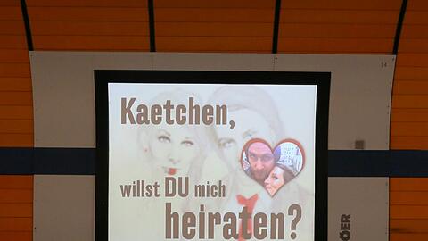 &bdquo;Kaetchen, willst DU mich heiraten?&ldquo;: Andys Botschaft auf dem Infoscreen.