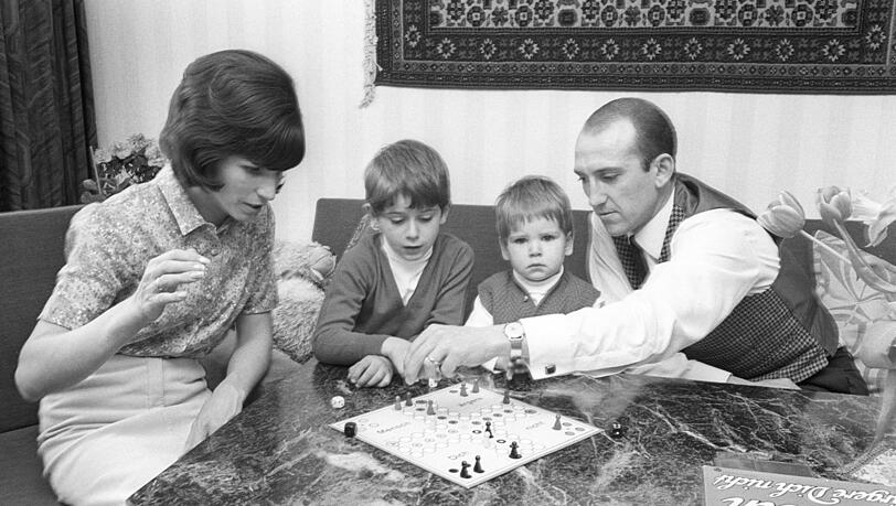 Peter Grosser TSV 1860 München spielt mit Frau und Kindern im heimischen Wohnzimmer Mensch ärgere Dich nicht Peter Grosser TSV 1860 München spielt mit Frau und Kindern im heimischen Wohnzimmer Mensch ärgere Dich nicht
