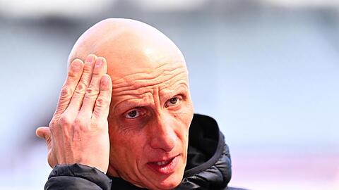 Würzburgs Trainer Ralf Santelli steht vor Spielbeginn im Stadion.