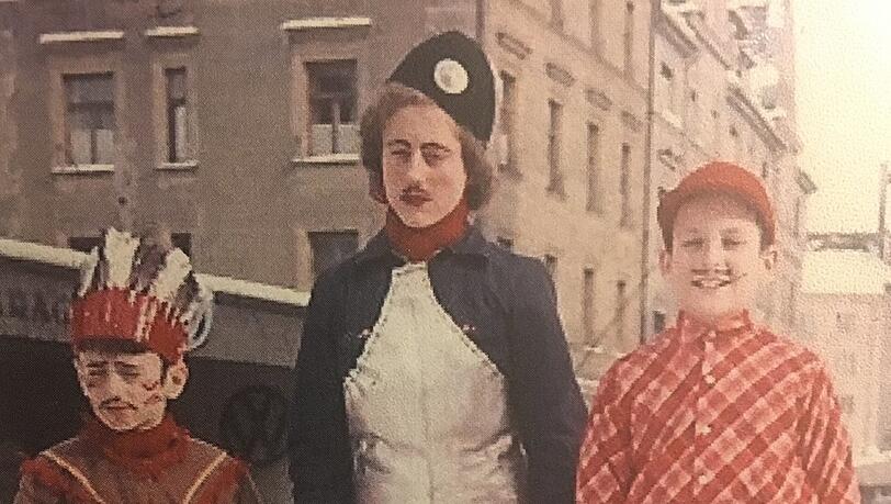 Grundschüler Christian, als Rothaut mit Schwester und Freund. Grundschüler Christian, als Rothaut mit Schwester und Freund.