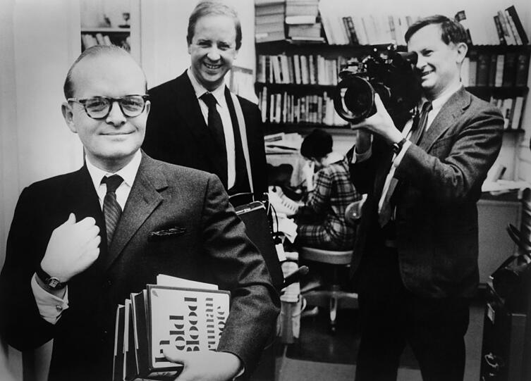 Truman Capote (links) 1966 auf dem Gipfel seines Ruhms mit seinem frischen Bestseller "Kaltblütig".