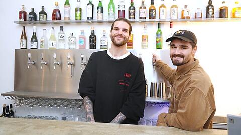Benjamin Jevtic (r.) und Sammy Riedel in der Ba Mirano. Die Cocktails in dem italienisch-japanischen Lokal werden in Fässern vorgemischt und kommen aus dem Zapfhahn.
