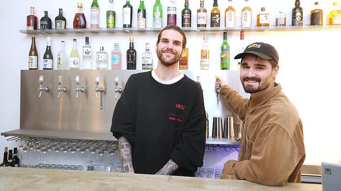 Benjamin Jevtic (r.) und Sammy Riedel in der Ba Mirano. Die Cocktails in dem italienisch-japanischen Lokal werden in Fässern vorgemischt und kommen aus dem Zapfhahn.