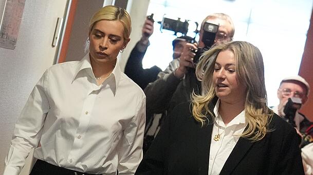 Verena Kerth (l), ehemalige Verlobte von Marc Terenzi, kommt als Zeugin zum Prozess wegen Körperverletzung ins Amtsgericht St. Georg. Verena Kerth (l), ehemalige Verlobte von Marc Terenzi, kommt als Zeugin zum Prozess wegen Körperverletzung ins Amtsgericht St. Georg.