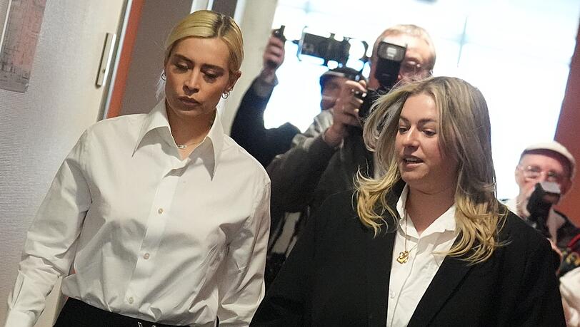 Verena Kerth (l), ehemalige Verlobte von Marc Terenzi, kommt als Zeugin zum Prozess wegen Körperverletzung ins Amtsgericht St. Georg. Verena Kerth (l), ehemalige Verlobte von Marc Terenzi, kommt als Zeugin zum Prozess wegen Körperverletzung ins Amtsgericht St. Georg.