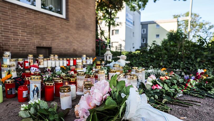 Blumen und Kerzen am Unfallort: In Dinslaken ist die Trauer nach dem Unfalltod zweier Kinder gro&szlig;.