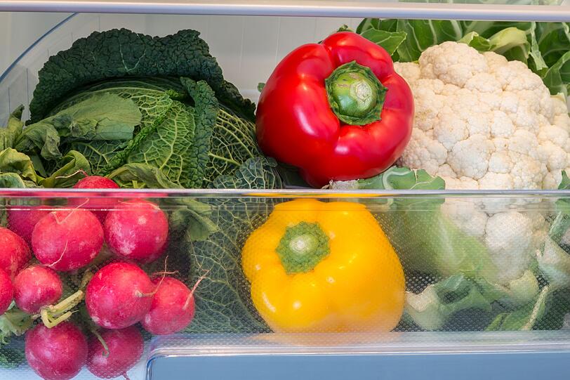 Gemüse und Obst lagern am besten in der dafür vorgesehenen Schublade. Wenn Sie die Möglichkeit haben, Sorten teilweise getrennt voneinander unterzubringen, kann es der Haltbarkeit umso dienlicher sein. Gemüse und Obst lagern am besten in der dafür vorgesehenen Schublade. Wenn Sie die Möglichkeit haben, Sorten teilweise getrennt voneinander unterzubringen, kann es der Haltbarkeit umso dienlicher sein.
