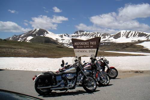 Ein einsamer Pass, drei Harleys - so schaut für den AZ-Autor der Traum von Freiheit und Entspannung aus.