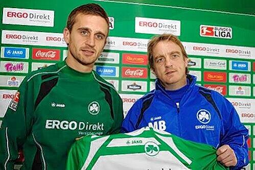 Willkommen in Fürth: Kleeblatt-Trainer Mike Büskens begrüßte gestern Neuzugang Milorad Pekovic (links).