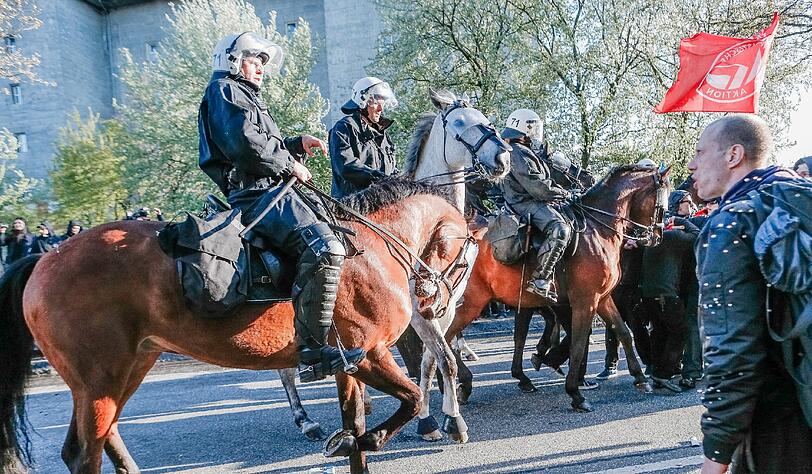 In Hamburg kam es bei zwei "revolutionären" Demonstrationen am Freitagabend zu Ausschreitungen. Die «Revolutionäre 1. Mai»-Demo in der Hansestadt stand unter dem Motto «Hamburg sieht rot»