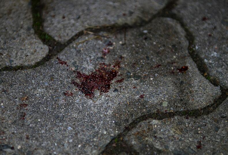 Bei einem Eifersuchtsdrama in Bayreuth starben insgesamt drei Menschen, eine Person ist schwer verletzt. Der Täter erschoss seine Ex-Freundin, ihren Vater und dann sich selbst.