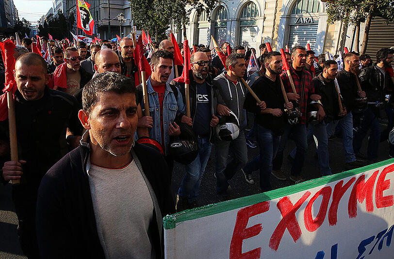 Demonstranten protestieren in Athen gegen das neue Sparprogramm