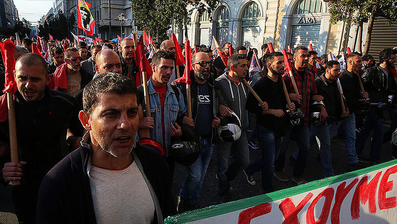 Demonstranten protestieren in Athen gegen das neue Sparprogramm Demonstranten protestieren in Athen gegen das neue Sparprogramm