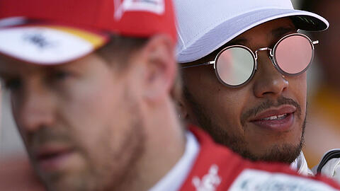 Ferrari-Star Sebastian Vettel (links) musste um 0,051 Sekunden seinem schärfsten Titelrivalen Lewis Hamilton im Mercedes Startplatz eins für das Rennen am Sonntag überlassen.