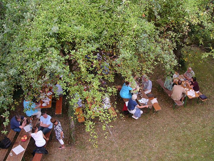 Gute Stimmung und gute Gespräche beim diesjährigen Sommerfest des Ortsvereins der Pasinger SPD beim Bürgerbüro in der Alten Allee.