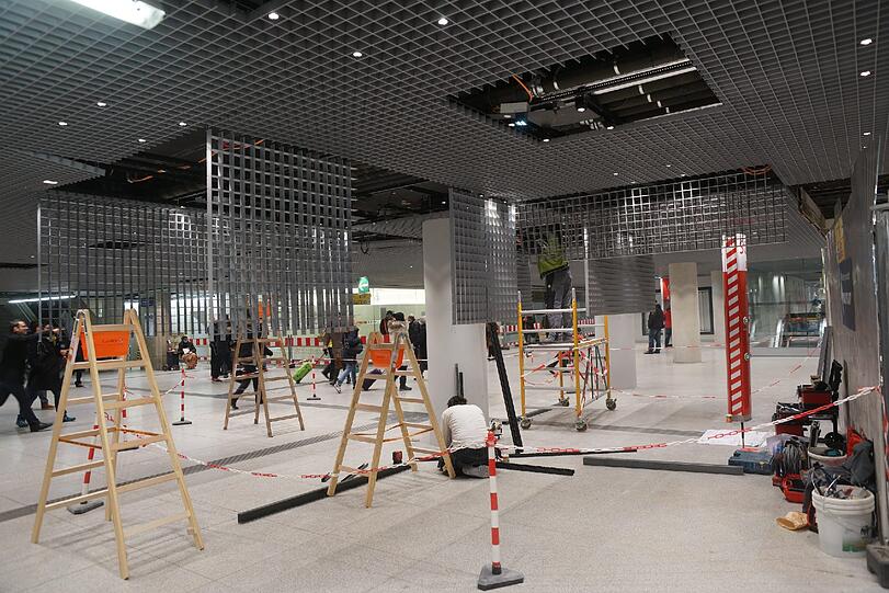 Seit Monaten ist im Zwischengeschoss - also unter der Arnulfstrasse zwischen den U- und S-Bahn-Aufgängen - eine riesige Dauerbaustelle. Doch jetzt kommt Licht in das düstere, zuweilen noch recht staubige Zwischengeschoss.