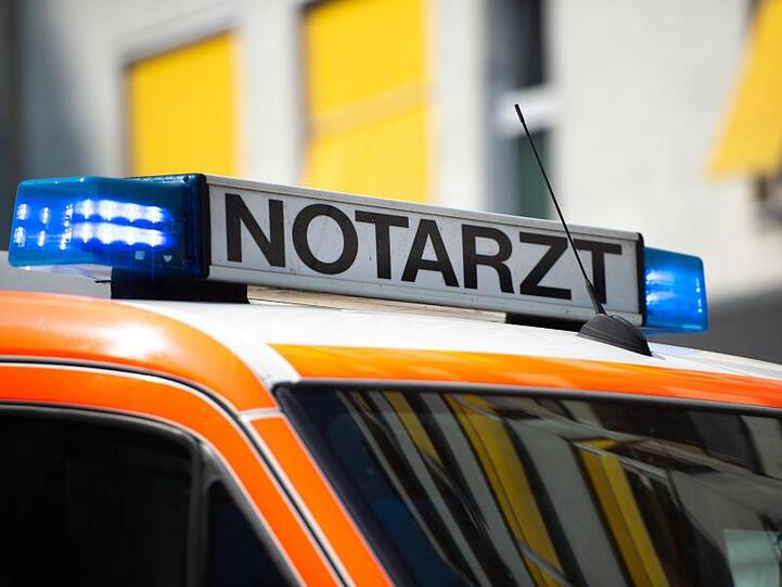 Der Schriftzug "Notarzt" steht auf einem Fahrzeug. Foto: Lisa Ducret/dpa/Archivbild