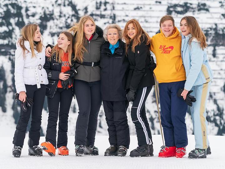Prinzessin Ariane (l-r), Prinzessin Leonore, Prinzessin Catharina-Amalia, Prinzessin Beatrix, Prinzessin Alexia, Prinz Claus-Casimir und Prinzessin Eloise in Lech am Arlberg.