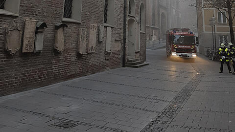 Die Feuerwehr an der Frauenkirche - der Rauch ist deutlich zu sehen.