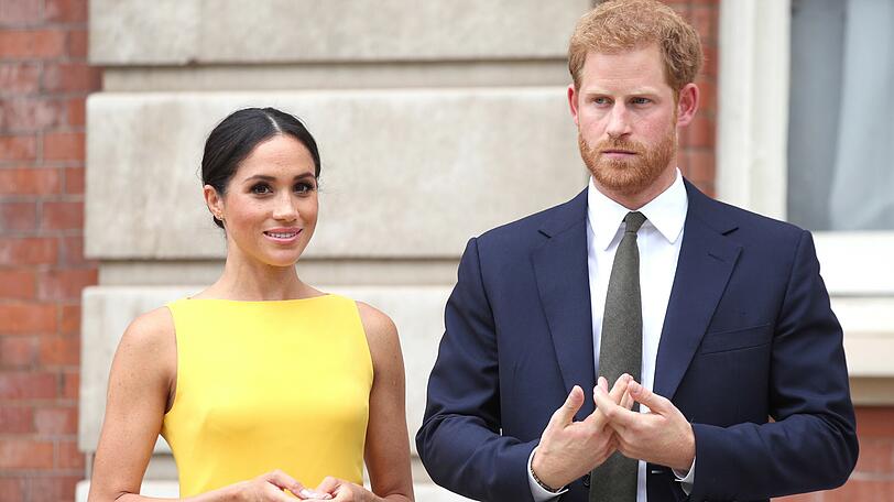 Mit ihrem Interview bei US-Talkmasterin Oprah Winfrey sorgten Herzogin Meghan und Prinz Harry im März für reichlich Aufregung. Sie warfen einem royalen Familienmitglied sogar Rassismus vor. Das Verhältnis zum Königshaus ist bis heute sehr frostig. Harry soll mit Bruder William und Vater Charles zerstritten sein.