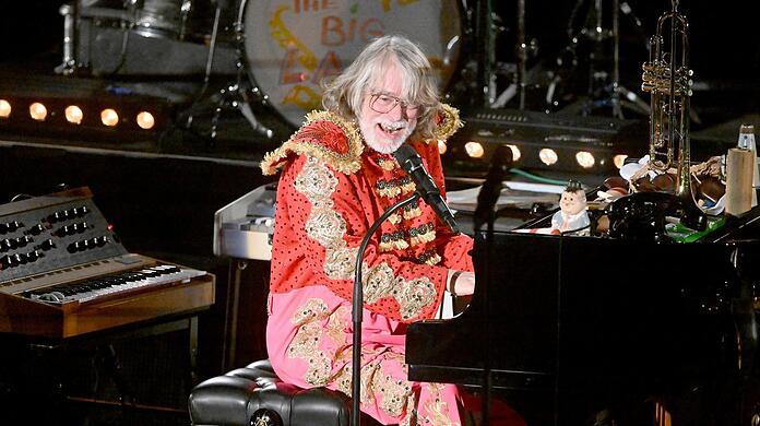 Helge Schneider hat sich am Rosenmontag für seine "Der letzte Torero - BIG L.A. Show" in der Isarphilharmonie richtig schick gemacht.