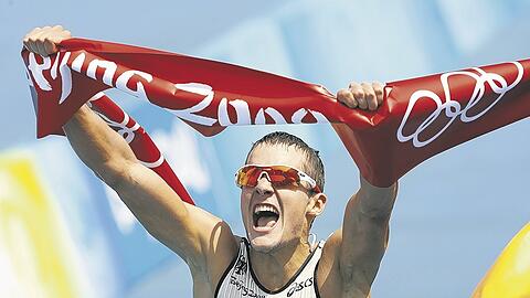 Jan Frodeno, der neue Held des deutschen Triathlons, überquert jubelnd die Ziellinie.