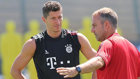 Alte Bekannte: Robert Lewandowski (l) blüht unter Flick in Barcelona wieder auf.