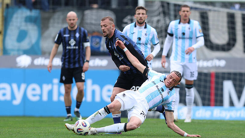 Voller Einsatz, ohne Scheu: Jungl&ouml;we Samuel Althaus (vorne) stibitzt Mannheims Kushtrim Asallari den Ball, hinten haben die Kollegen Philipp Maier und Max Reinthaler die Situation im Blick.