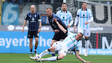 Voller Einsatz, ohne Scheu: Jungl&ouml;we Samuel Althaus (vorne) stibitzt Mannheims Kushtrim Asallari den Ball, hinten haben die Kollegen Philipp Maier und Max Reinthaler die Situation im Blick.