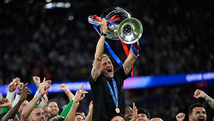 Getragen von seinen Schützlingen: PSG-Coach Luis Enrique. Getragen von seinen Schützlingen: PSG-Coach Luis Enrique.