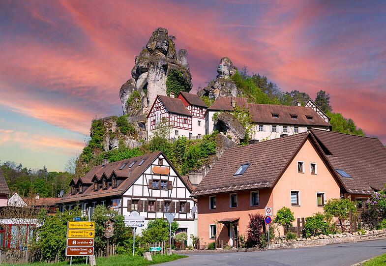 Zwischen Nürnberg, Bamberg und Bayreuth wartet eine Landschaft, die mit Felsen, Burgen und schmucken Fachwerkorten überrascht: die Fränkischen Schweiz. Sie lockt mit einem breiten Freizeitangebot: Wandern, Klettern, Radfahren oder Höhlenerkunden. Im Vergleich zu vielen anderen Urlaubsregionen Bayerns sind Unterkünfte und Ausflüge hier oft noch vergleichsweise günstig. Zwischen Nürnberg, Bamberg und Bayreuth wartet eine Landschaft, die mit Felsen, Burgen und schmucken Fachwerkorten überrascht: die Fränkischen Schweiz. Sie lockt mit einem breiten Freizeitangebot: Wandern, Klettern, Radfahren oder Höhlenerkunden. Im Vergleich zu vielen anderen Urlaubsregionen Bayerns sind Unterkünfte und Ausflüge hier oft noch vergleichsweise günstig.