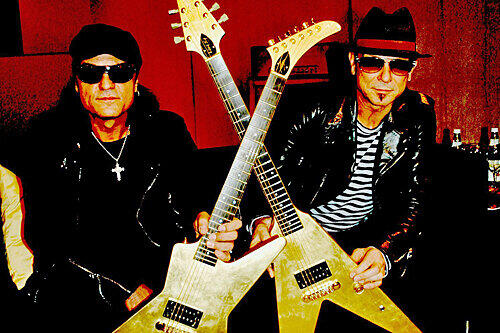 Matthias Jabs und Rudolf Schenker (re.): Stolz nahmen die Scorpions-Gitarristen die goldenen &bdquo;Kunstwerke&ldquo; entgegen.