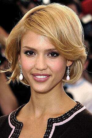 "Machete"-Star Jessica Alba strahlt die sexy Eleganz von Marilyn Monroe aus.