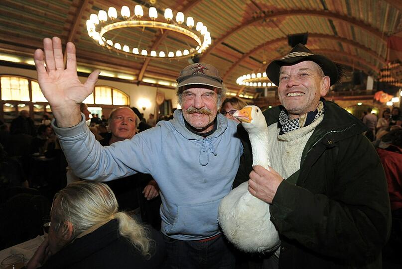 Fast 1.000 Bedürftige und Obdachlose feierten Heiligabend im Hofbräuhaus. Der Männerfürsorgeverein hatte zu der Feier mit Gulasch, Knödeln und Stollen geladen.