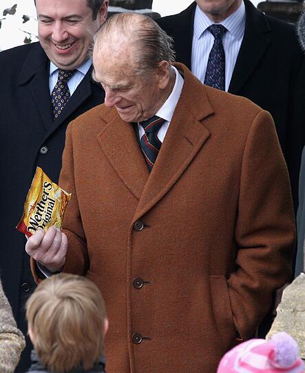 ...Prinz Philip, von Beruf Ehemann, ist so ein Wackelkandidat: Obwohl sie ihm bereits mehrmals verboten hatte, nichts von Fremden anzunehmen, gehorcht er immer noch nicht.