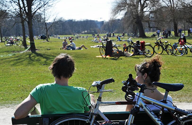 Bank mit Ausblick: Radlpause im Englischen Garten.
