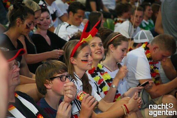 Public Viewing im Olympiastadion: So fieberten die Fans mit der deutschen Mannschaft.